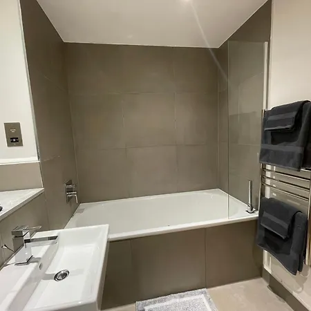 2 Bed, 2 Bath Apartment In Guildford Town Centre With Parking! Exterior foto