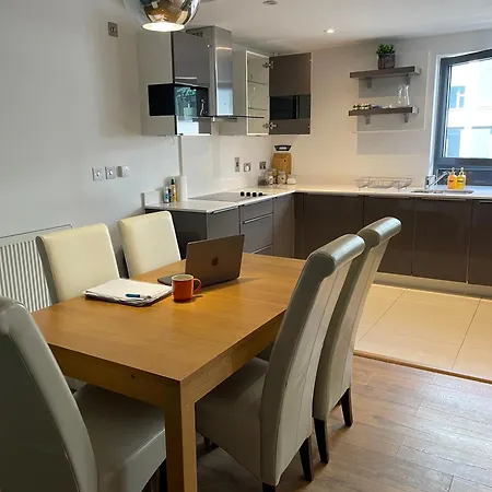 2 Bed, 2 Bath Apartment In Guildford Town Centre With Parking! Exterior foto