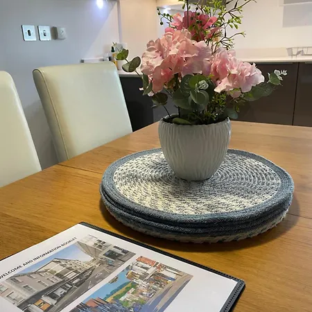 2 Bed, 2 Bath Apartment In Guildford Town Centre With Parking! Exterior foto