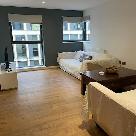 2 Bed, 2 Bath Apartment In Guildford Town Centre With Parking! Exterior foto