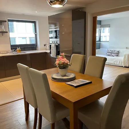 2 Bed, 2 Bath Apartment In Guildford Town Centre With Parking! Exterior foto