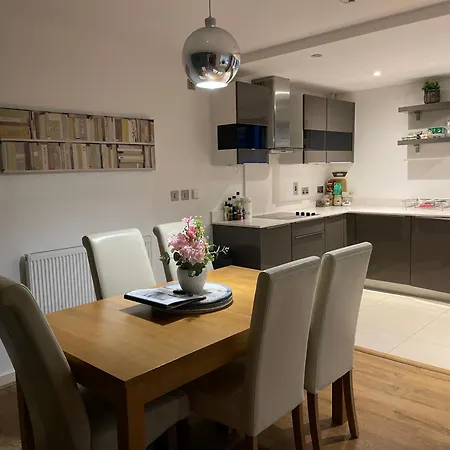 2 Bed, 2 Bath Apartment In Guildford Town Centre With Parking! Exterior foto