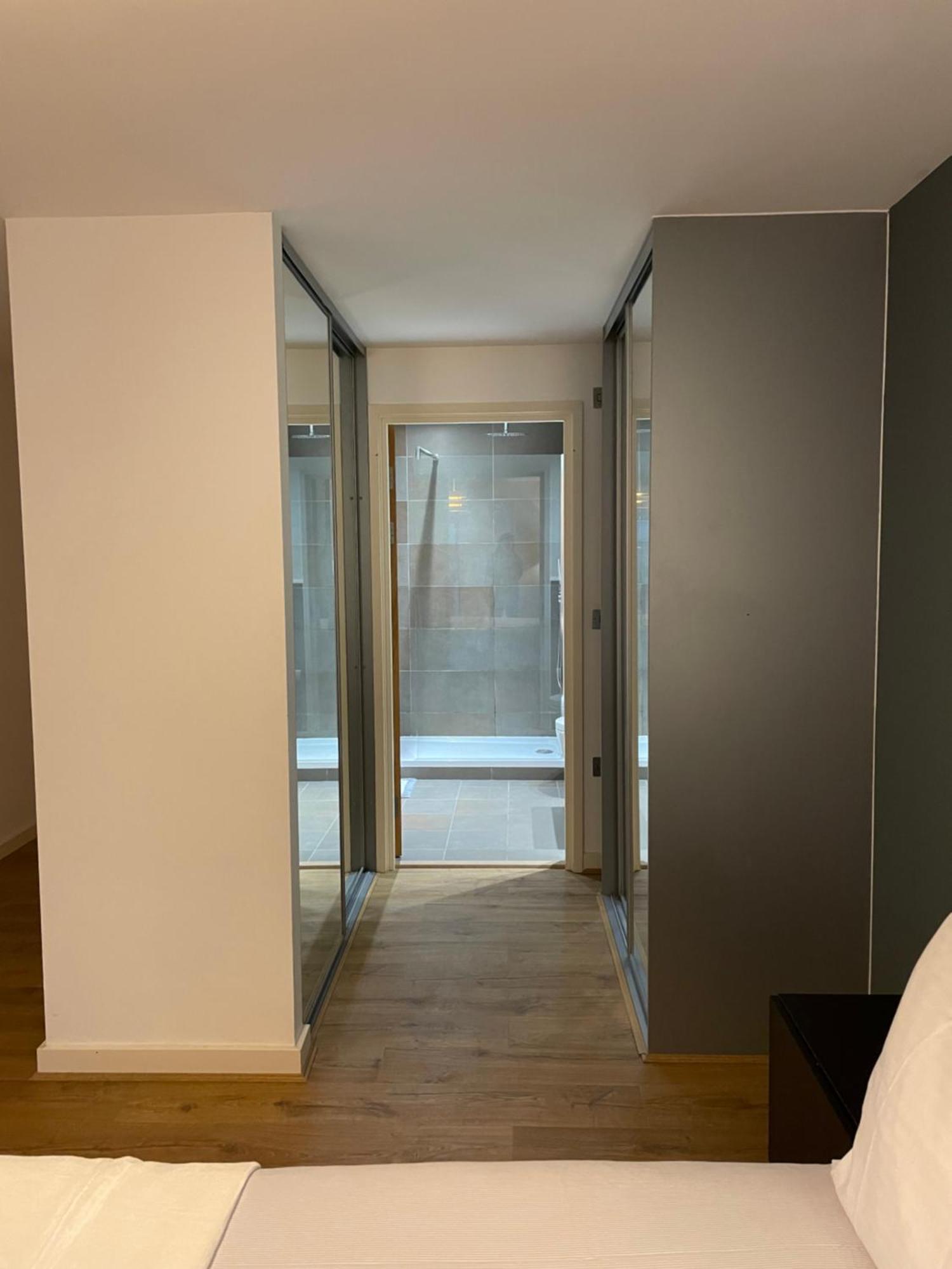2 Bed, 2 Bath In Town Centre With Parking! Apartment *