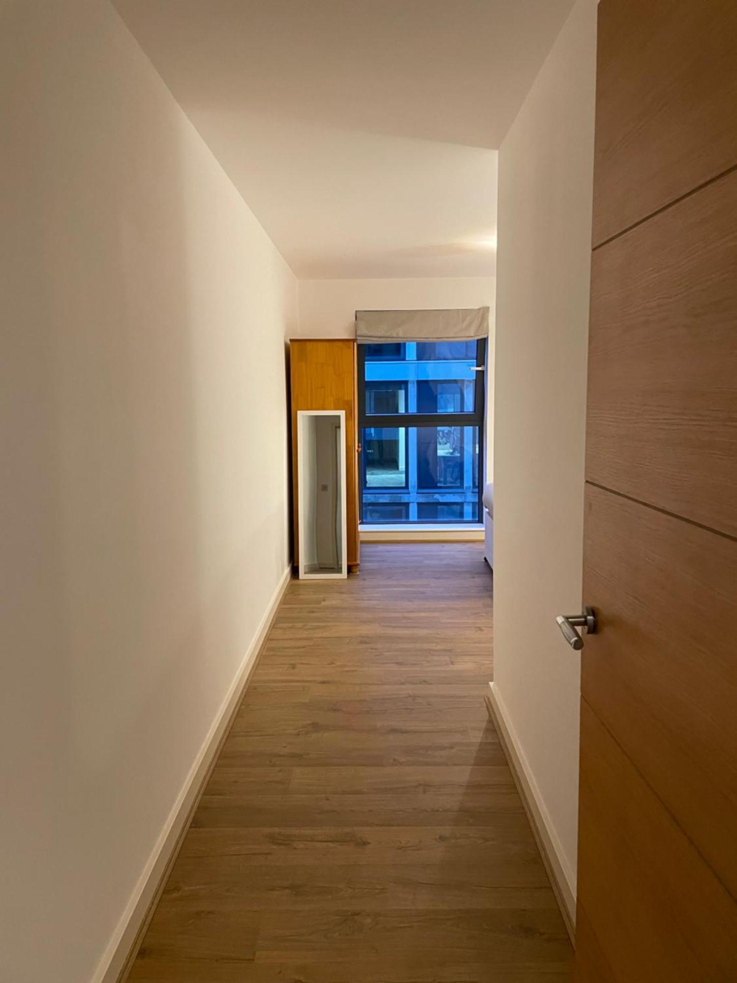 2 Bed, 2 Bath In Town Centre With Parking! * Guildford