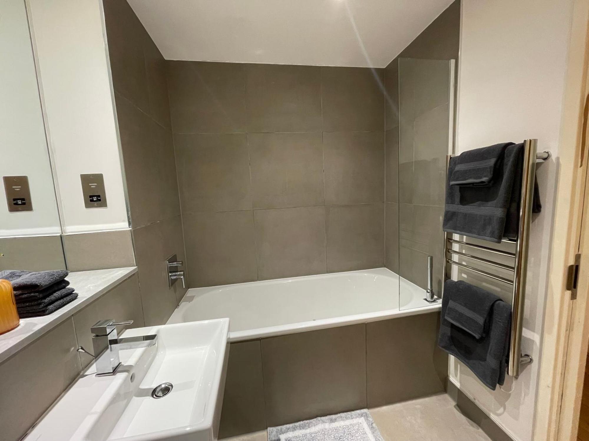 2 Bed, 2 Bath In Town Centre With Parking! Apartment *