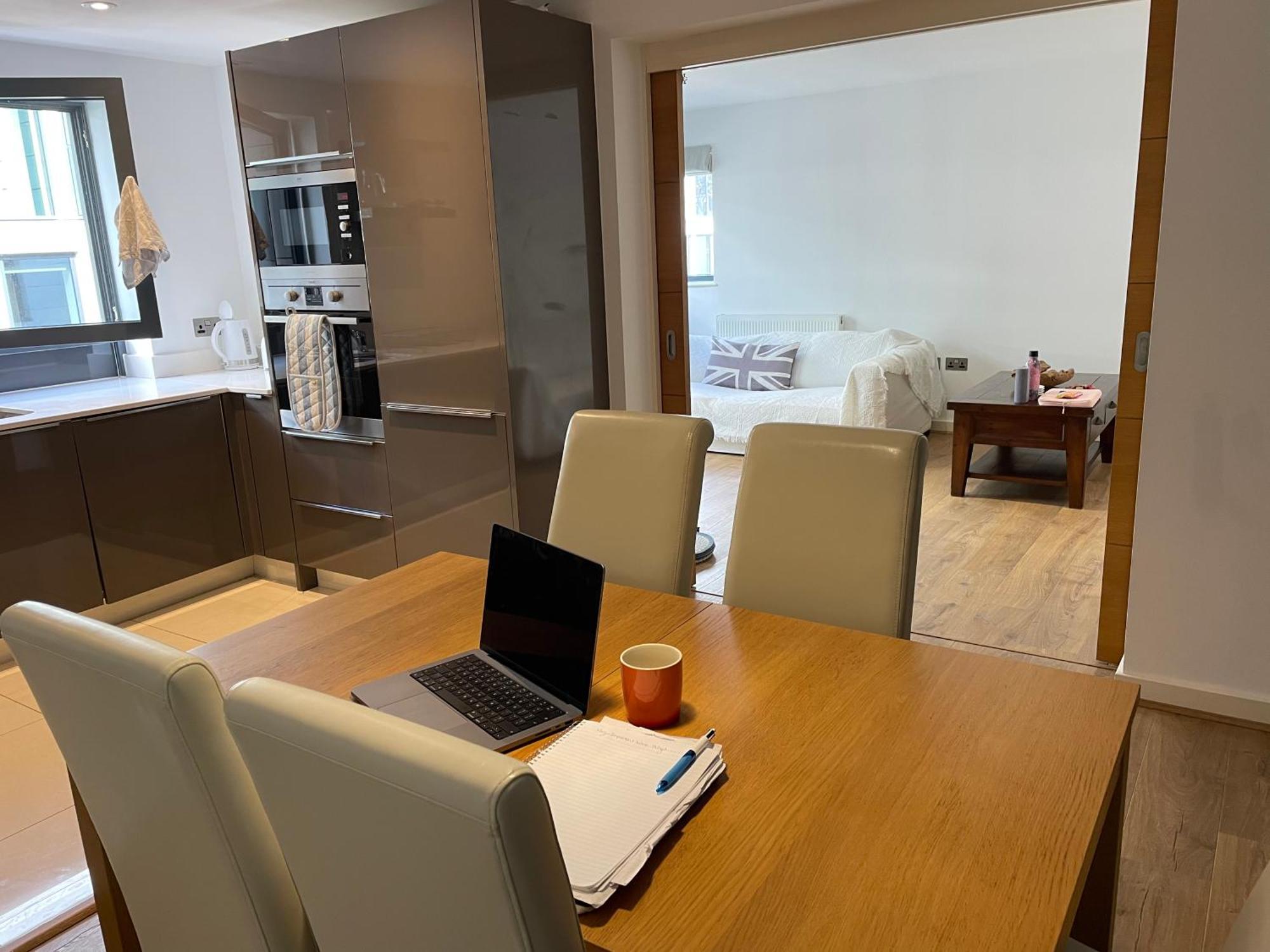 2 Bed, 2 Bath In Town Centre With Parking! Apartment *