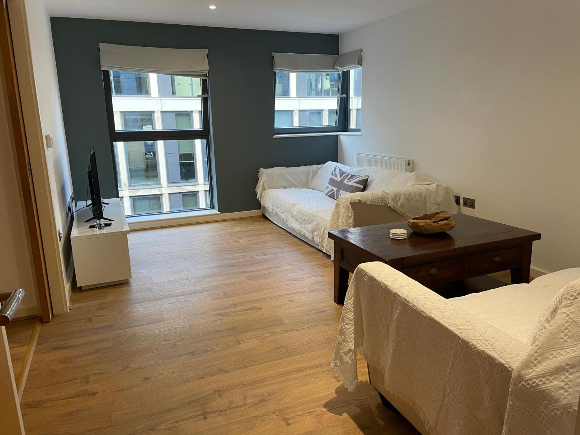 Apartment 2 Bed, 2 Bath In Town Centre With Parking!