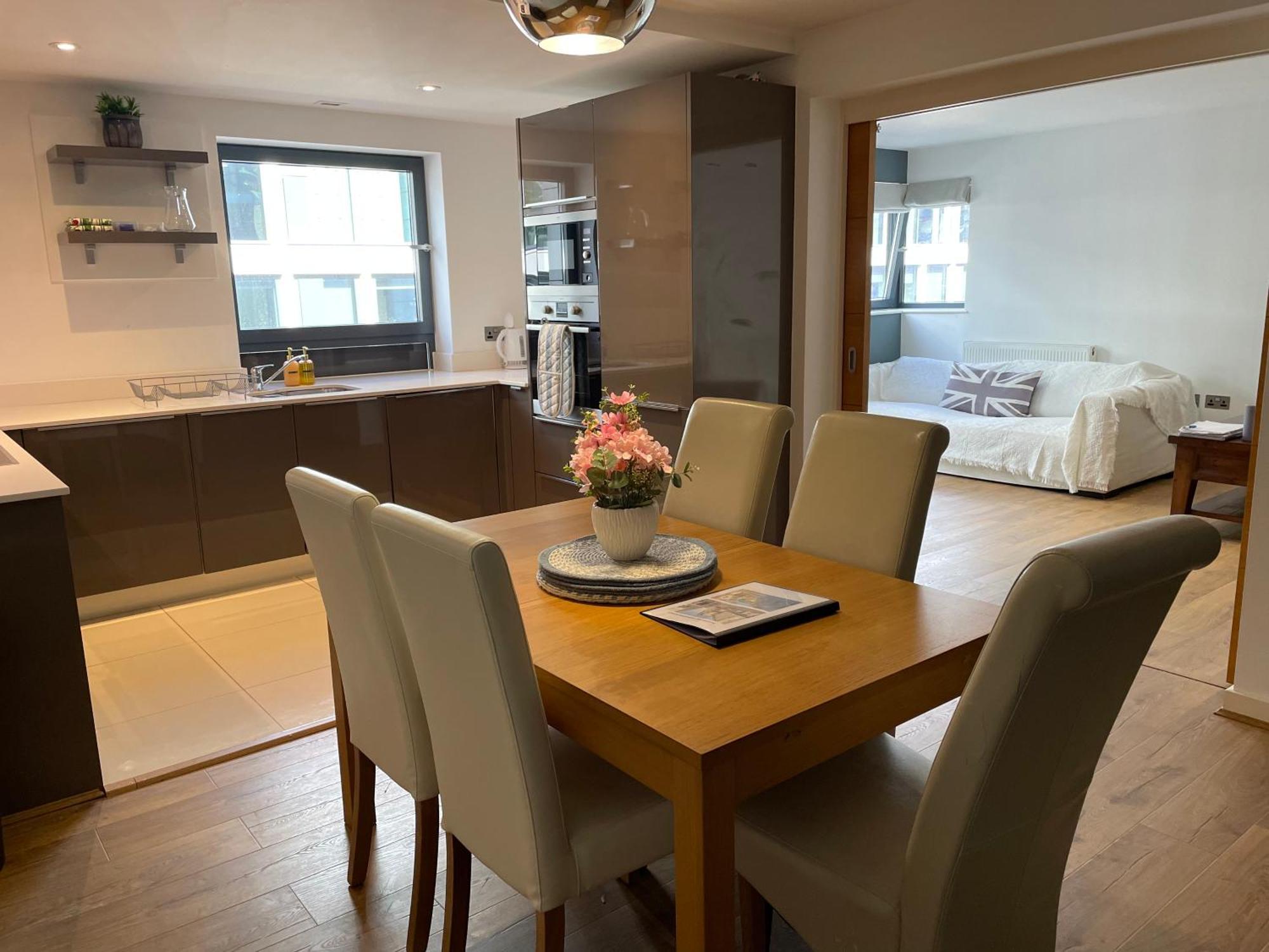 2 Bed, 2 Bath In Town Centre With Parking!