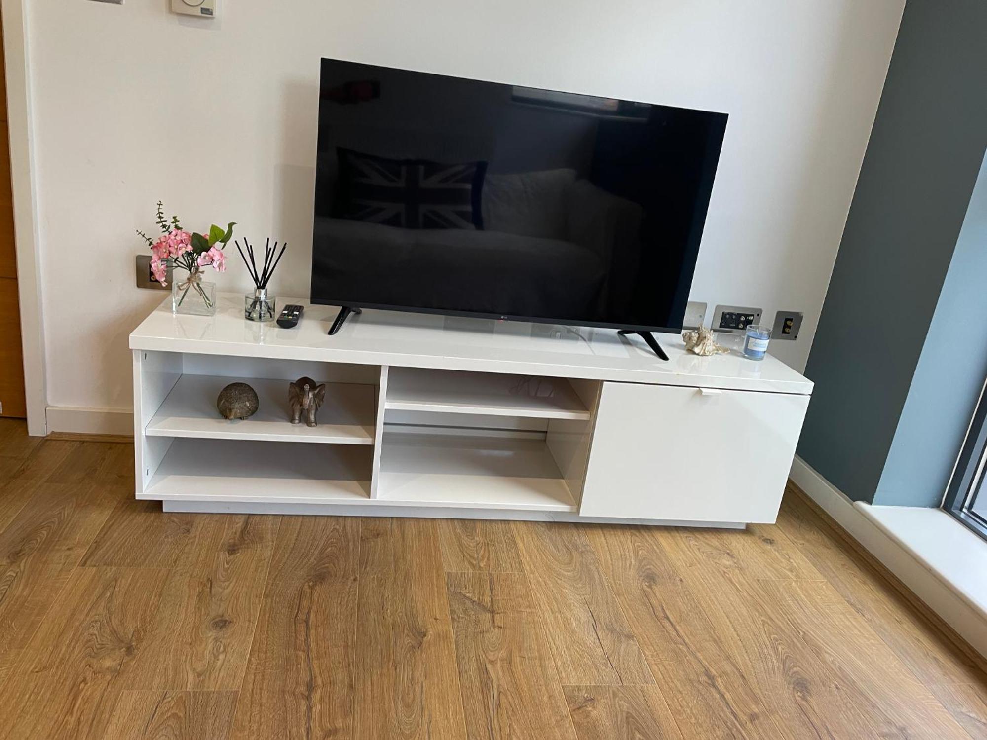 2 Bed, 2 Bath In Town Centre With Parking! * Guildford