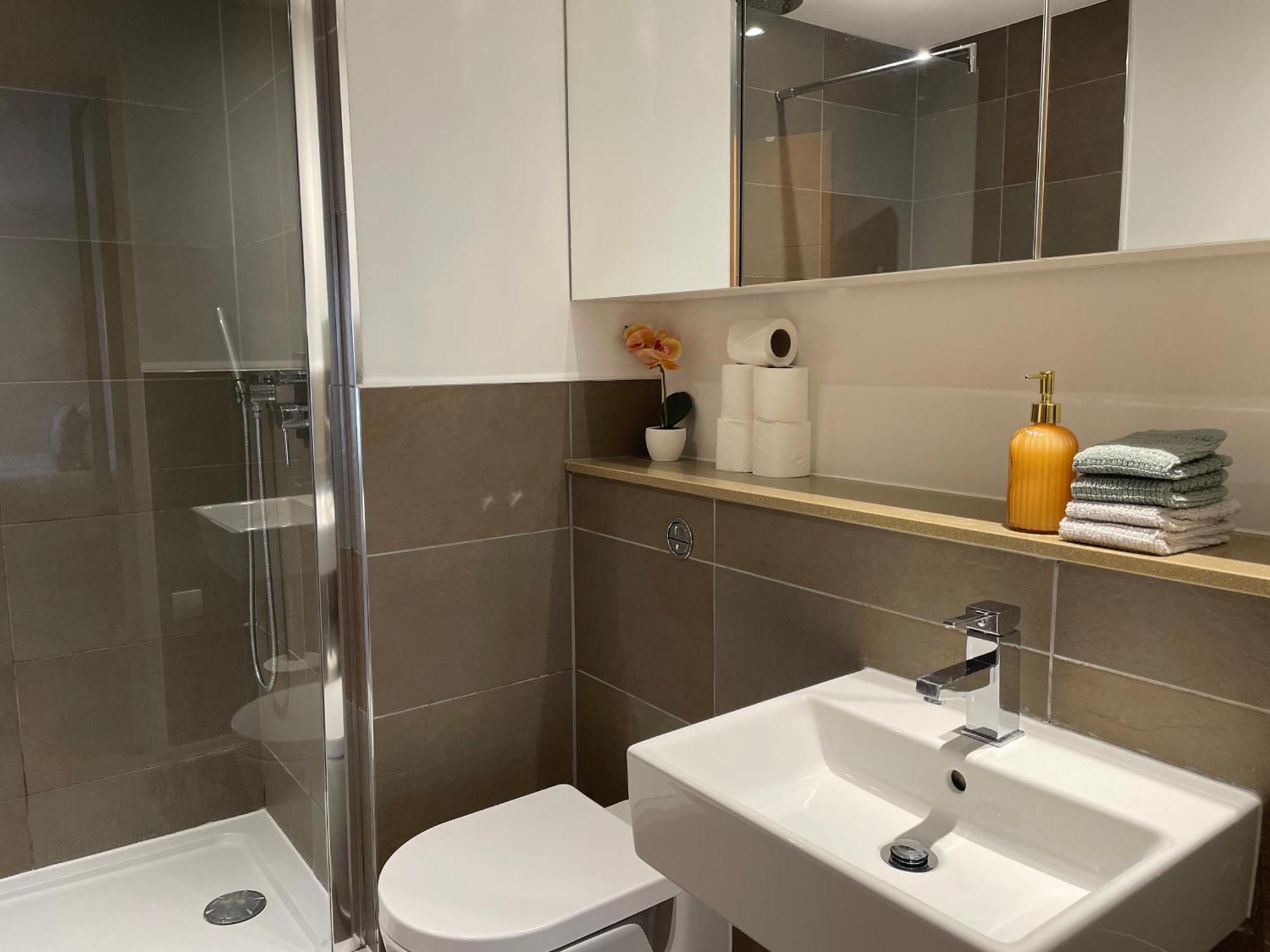 Apartment 2 Bed, 2 Bath In Town Centre With Parking!