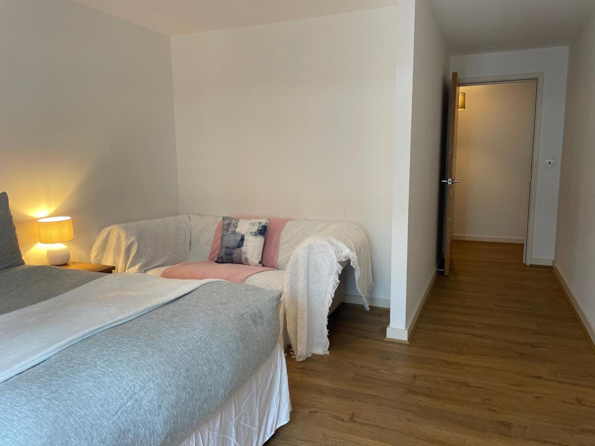 Apartment 2 Bed, 2 Bath In Town Centre With Parking!