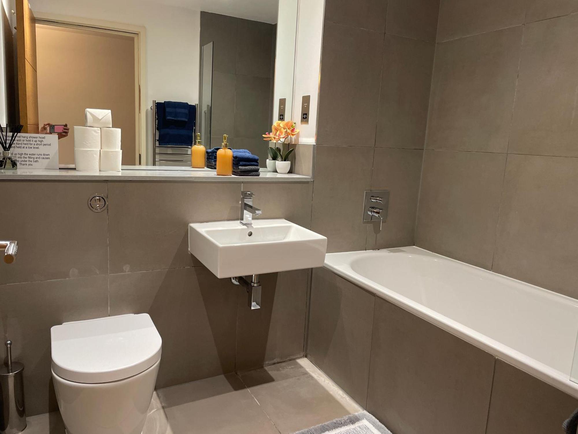 2 Bed, 2 Bath In Town Centre With Parking! Apartment *