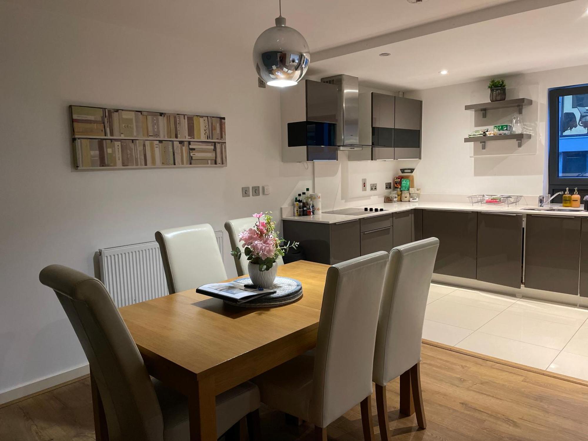 2 Bed, 2 Bath In Town Centre With Parking! * Guildford